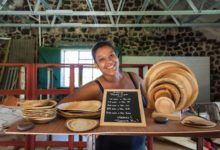 Découverte:                      Avec son mari, elle fabrique des assiettes en feuilles de palmier pour éliminer le plastique