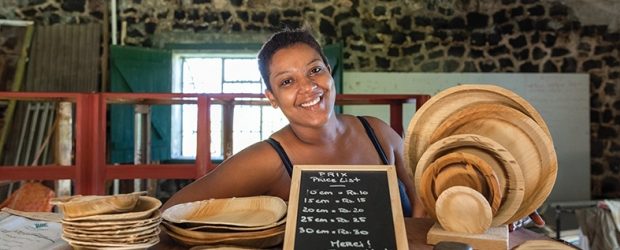 Découverte:                      Avec son mari, elle fabrique des assiettes en feuilles de palmier pour éliminer le plastique