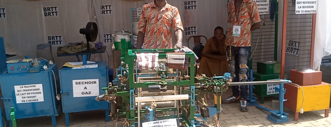 Kushiakor New Love Kwaku mécanise le tissage des pagnes avec sa machine à tisser automatique solaire