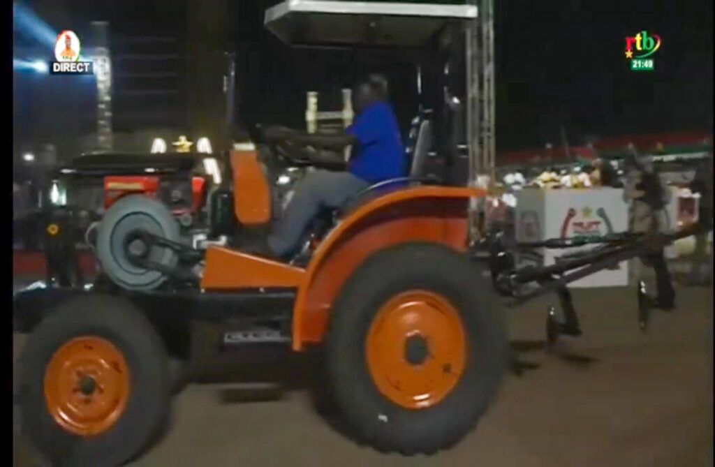 Le CTEC R1 moteur Gazoil, un tracteur made in Burkina Faso. 